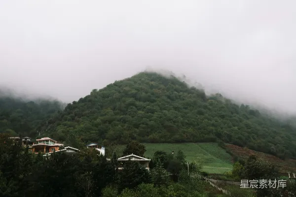 高清摄影 笼罩在薄雾和低云之中的山峦
