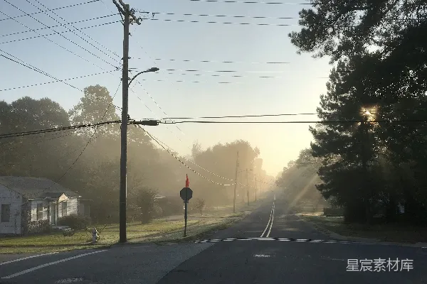 高清摄影 背景中有房屋的雾中街道