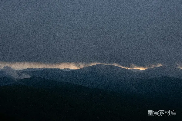 高清摄影 一幅山峦在阴云笼罩下景象的图景