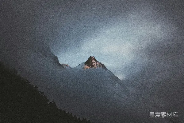 高清摄影 白天云遮山雪的景象