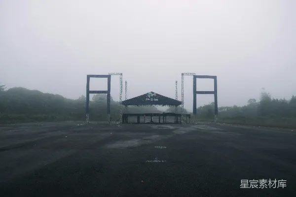 高清摄影 一个有两道大铁门的雾气缭绕的停车场