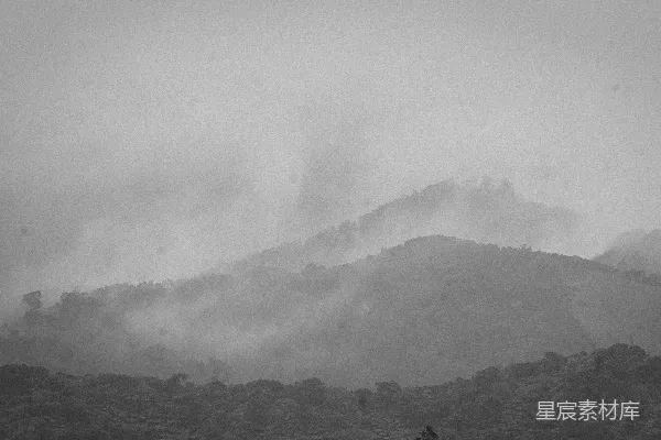 高清摄影 一幅黑白照片中的雾中山峰