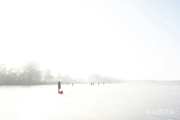 高清摄影 一群人在雪覆盖的田野中行走