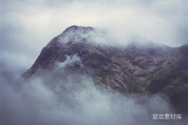高清摄影 云雾缭绕的山在阴天中的景象