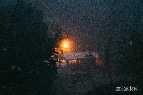 高清摄影 远处有一丝灯光的朦胧夜晚