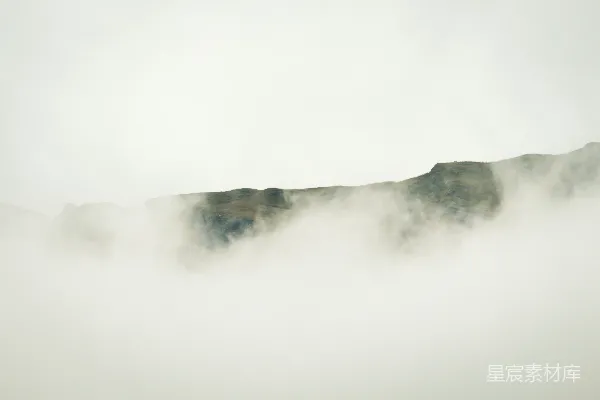 高清摄影 云雾缭绕的山在阴天里