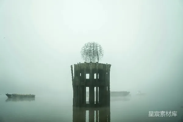 高清摄影 水体中的灰色混凝土建筑