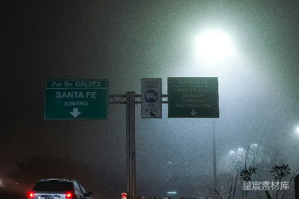 高清摄影 夜晚汽车在路上行驶
