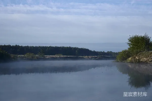 高清摄影 有树的河流和蓝天