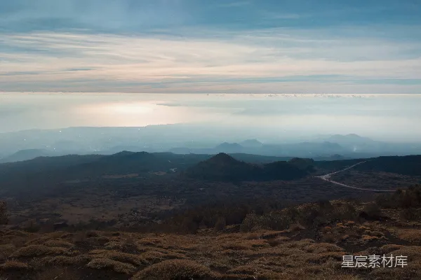高清摄影 山峦的一角，一条公路穿过其中。