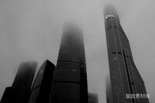 高清摄影 高耸建筑的灰度照片