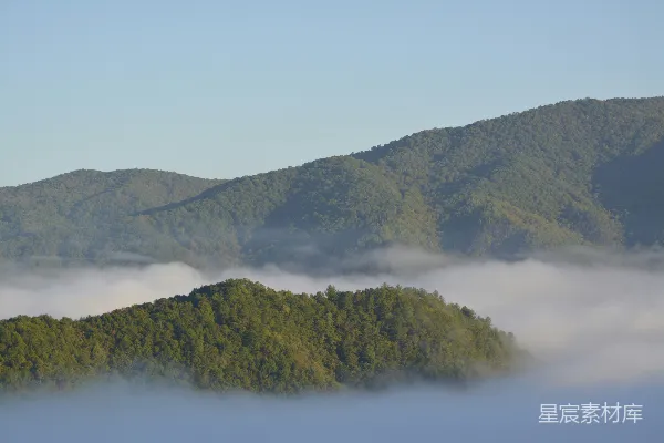 高清摄影 雾山山脉，绿树丛中晴空万里