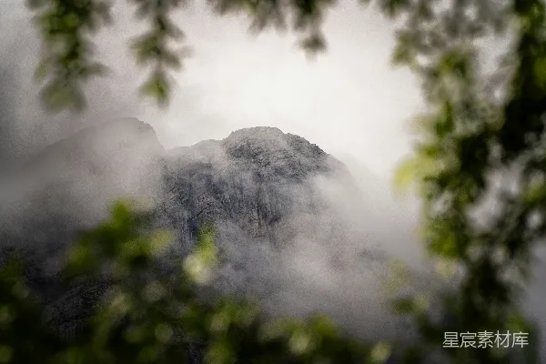 高清摄影 山峦被薄雾笼罩，绿树环绕。