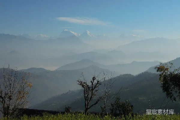 高清摄影 白天绿草遍野，群山环绕