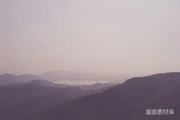 高清摄影 白日绿山映衬着蓝天