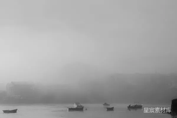 高清摄影 湖面上漂浮着一排船只