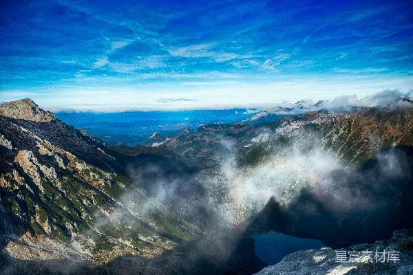 高清摄影 白天山间低云的俯视景象