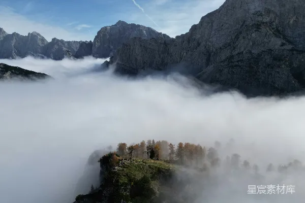 高清摄影 一座高耸入云的山峰被雾和云缭绕。