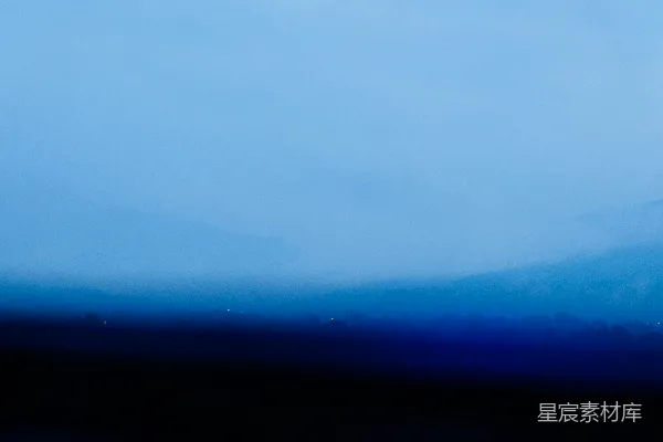 高清摄影 天空中一张模糊的飞机照片