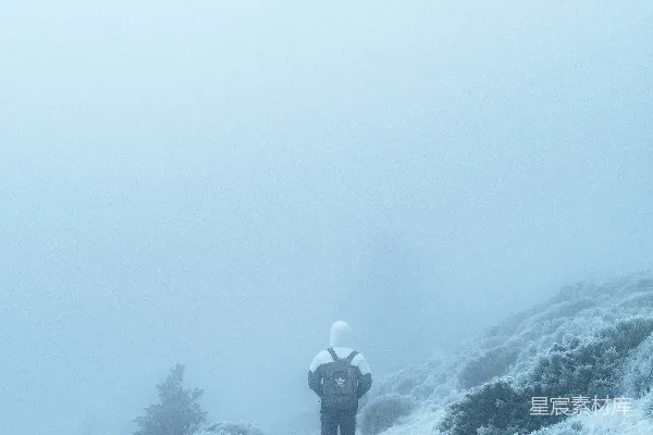 高清摄影 一个人在雪地里走上小径