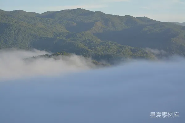 高清摄影 云雾缭绕的山脉，山谷Below被浓雾覆盖。