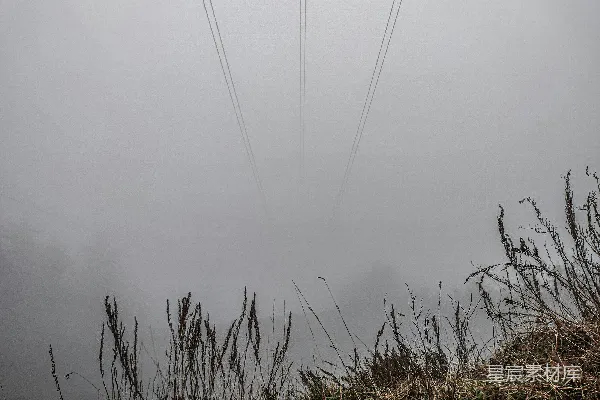 高清摄影 雾中滑雪缆车的一角