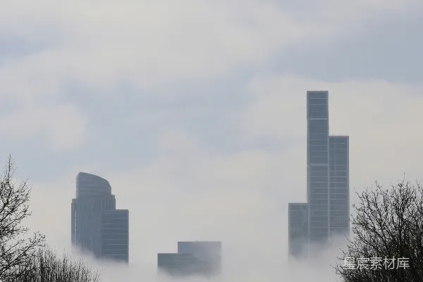高清摄影 一个模糊的城市天际线，远处是高楼大厦。