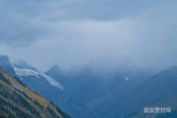 高清摄影 山谷中的美景，背景是连绵的山峦。