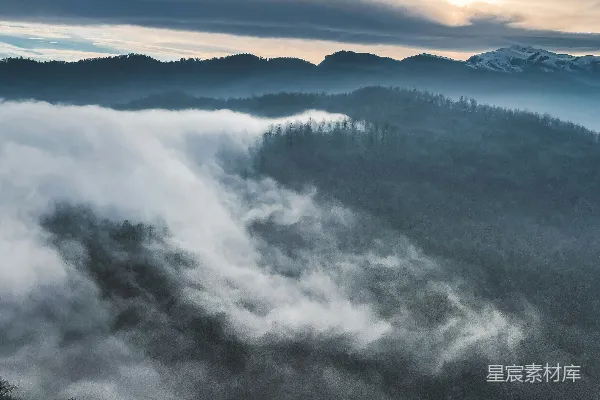 高清摄影 雾中的山景