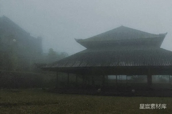 高清摄影 棕色和灰色的房子坐落在绿色的草地上。