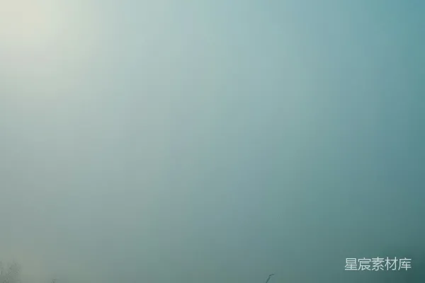 高清摄影 远处有一座钟楼的朦胧街道。