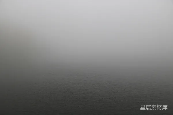 高清摄影 一片被薄雾遮蔽的景象。
