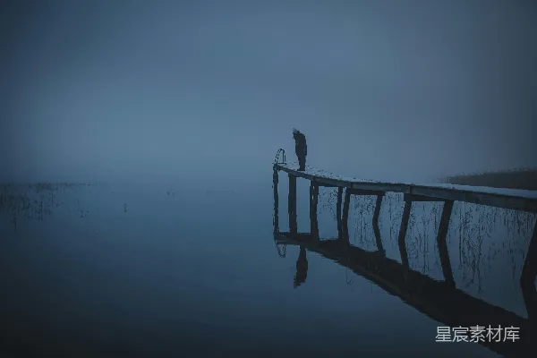 高清摄影 两个人站在木制码头上，在黑白摄影中。
