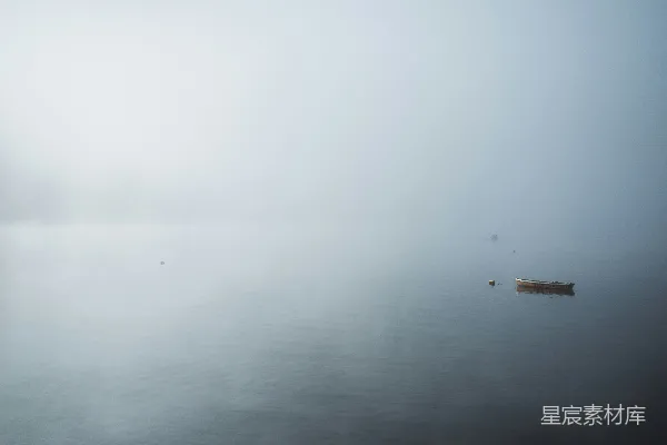 高清摄影 白天棕色木制小船在海上