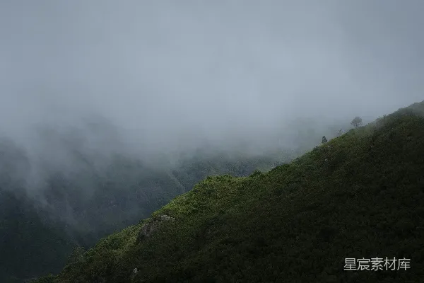 高清摄影 一个被浓雾和低垂的云层覆盖的小山丘