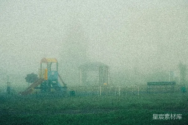 高清摄影 游乐场设备笼罩在腾空雾中