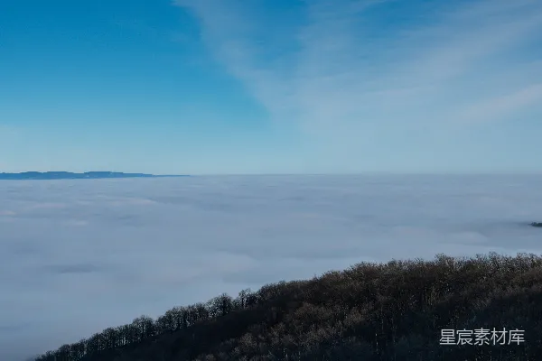 高清摄影 山峦间低垂的云雾缭绕的一幅景象
