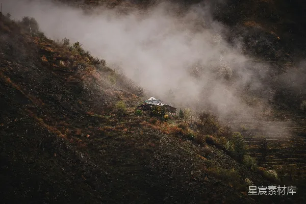 高清摄影 山间一栋房屋笼罩在雾中