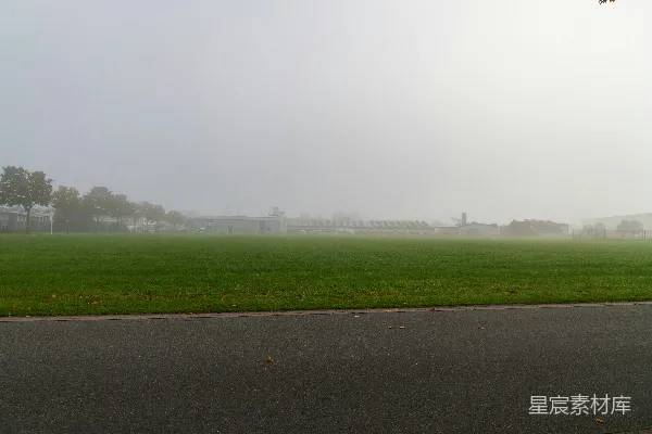 高清摄影 绿野与远处的建筑相映衬，点缀着一片迷蒙的风景。