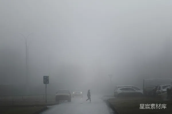 高清摄影 湿地上行走的人