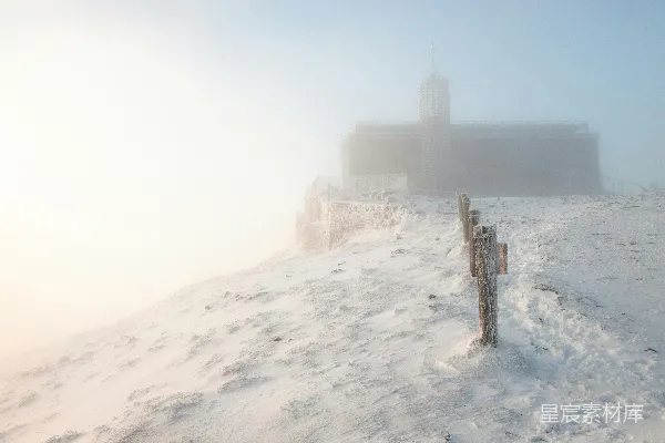 高清摄影 雪覆盖的山峦上低角度拍摄的一栋建筑