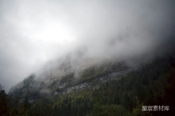 高清摄影 山上绿树下白云在白天
