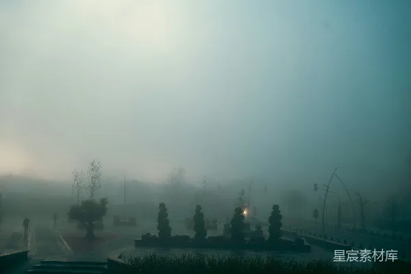 高清摄影 harbor在雾中的模糊景象，水面上有船只