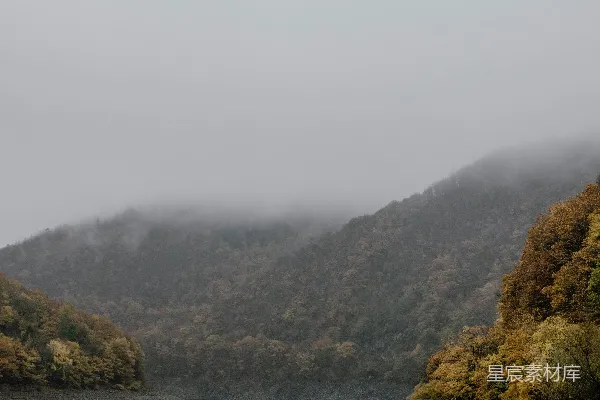 高清摄影 后有山丘的水域