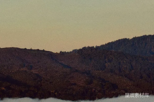 高清摄影 晨雾山脉中的一座电线塔