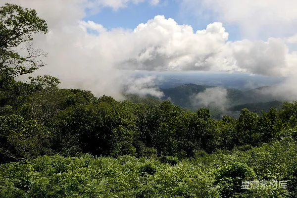 高清摄影 山顶上看到的山峦和云彩