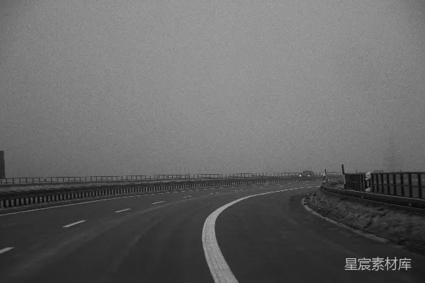 高清摄影 雾天空旷的公路