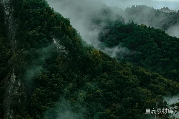 高清摄影 山间云雾缭绕的一景