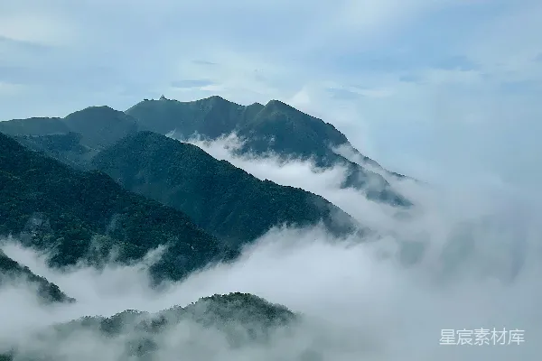 高清摄影 云雾覆盖的山脉景象