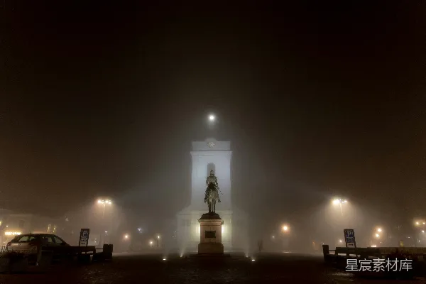 高清摄影 夜晚的白色混凝土雕像